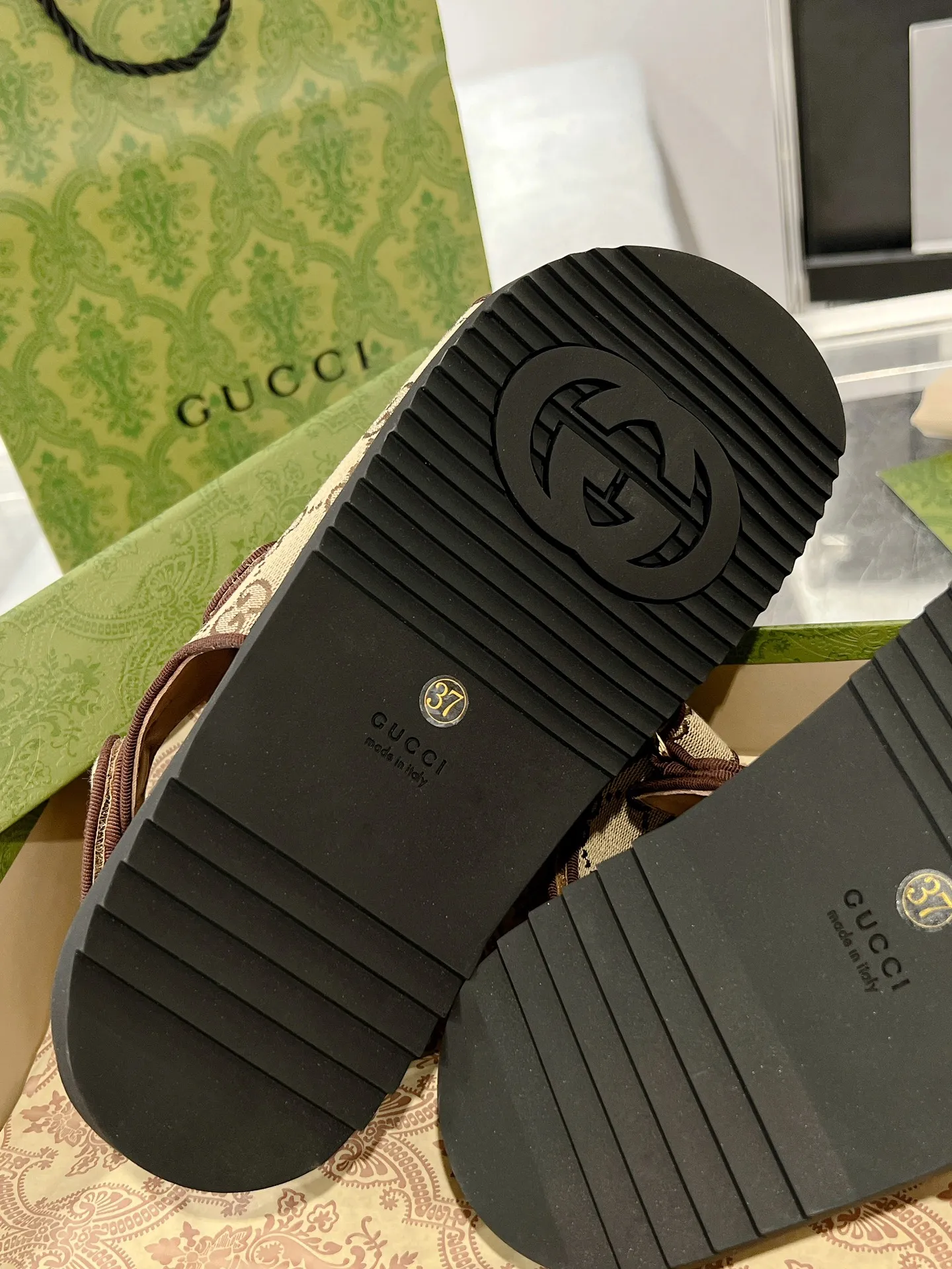 👟👟Ex-factory price 520👟👟 The latest Guccl24ss new product Double G women's Velcro sandals 😎 These flat sandals are designed with Velcro straps, which are modern and sporty, bringing comfort. This accessory is crafted from light blue and ivory white GG denim fabric. The upper straps are decorated with elegant Double G-shaped accessories, showing a unique style. Gucci’s classic presbyopic cloth surface…hot diamond surface…TPU non-slip outsole…ZP molded midsole feet…original metal buckle/rhinestone surface Code number: 35 to 42 (41.42 is custom-made and cannot be returned or exchanged)